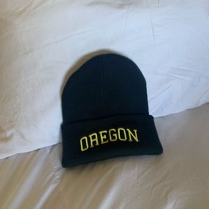 Black “Oregon” beanie.
